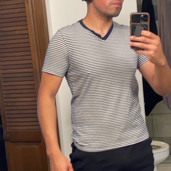 Men’s Express V neck in Medium - Picture 7 of 10